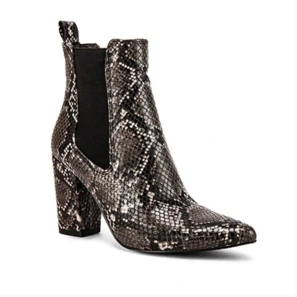 Steve Madden Belong Subtle Chelsea ankle boot. Grey snake skin
